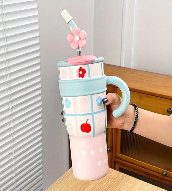 Kawaii Pink & Blue Apple Insulated Tumbler with Handle, Straw & Flower Stopper – 1200ml Stainless Steel Double-Wall Bottle (OS-8430)